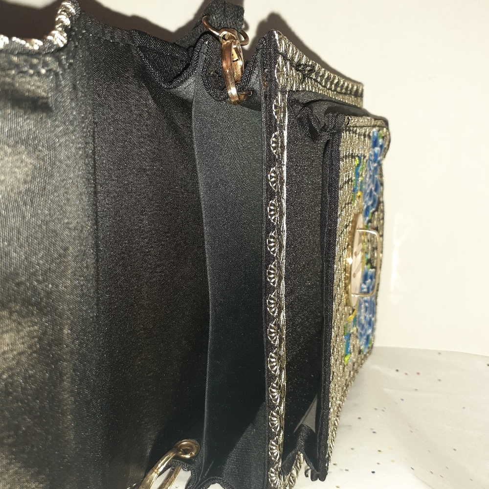 *NWOT* Crossbody Embroidered Clasp Bag - Picture 4 of 6